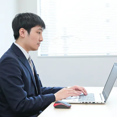 デスクで作業をしています